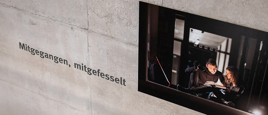 Studierende der Kunstpädagogik haben sich mit dem Thema Bibliothek beschäftigt. Die Ergebnisse sind jetzt in einer Ausstellung zu sehenn.