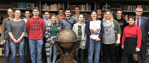 Kanzler Dr. Uwe Klug begrüßte mit weiteren Vertretern der Universität die neuen Auszubildenden beim Willkommenstag 2019 in der Universitätsbibliothek.