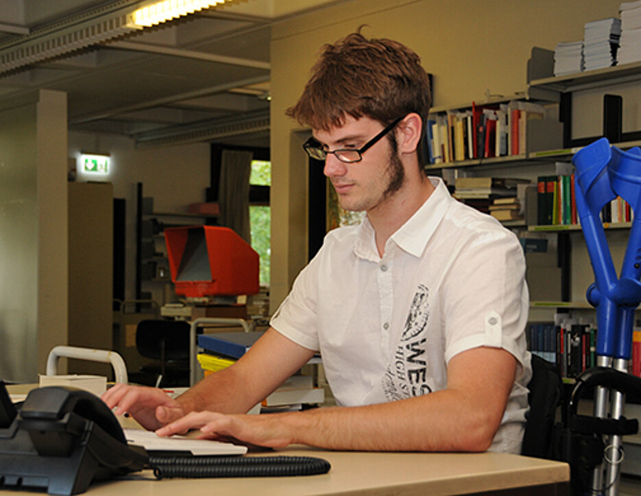 Leonard Zenke an seinem Arbeitsplatz in der Universitätsbibliothek. (Foto: Karsten Fehr)