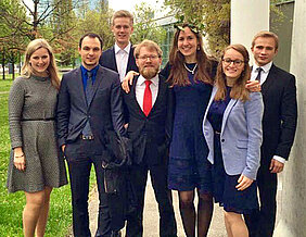 Das Würzburger Vis Moot Team (v.l.): Julia Thiesen, Heiko Hanusch, Wulf Bott, Rüdiger Morbach (Coach), Kora Philipp, Mareike Brack, Waldemar Kosirew.  (Foto: Katia Rener/Mareike Brack).