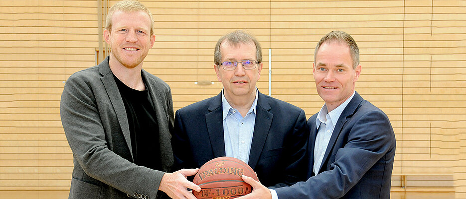 Steffen Liebler, Alfred Forchel und Olaf Hoos im Sportzentrum der Universität