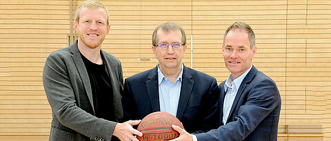 Steffen Liebler, Alfred Forchel und Olaf Hoos im Sportzentrum der Universität