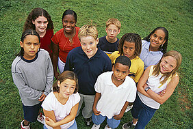 Gruppenbild mit Kindern aus verschiedenen Kulturen (Foto: hepingting / Flickr.com / CC BY-SA 2.0; https://www.flickr.com/photos/57570482@N06/5299266966)