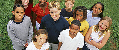 Gruppenbild mit Kindern aus verschiedenen Kulturen (Foto: hepingting / Flickr.com / CC BY-SA 2.0; https://www.flickr.com/photos/57570482@N06/5299266966)