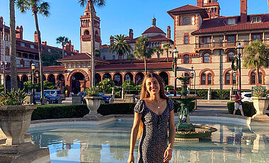 Mona vor dem Hotel Ponce de León, welches den Kern des Campus' bildet.