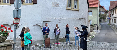 Als gegen Ende des Sommers wieder persönliche Treffen in Kleingruppen möglich waren, gab es eine Führung mit der Nachtwächterin durch Dettelbach.