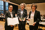 Claudia Höbartner (links) bekam den Albrecht-Kossel-Preis von GDCh-Präsidentin Ruth Bieringer und von Andrea Rentmeister (rechts) überreicht.