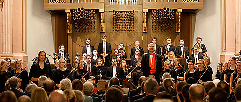 Das Akademische Orchester der Universität Würzburg mit seinem Leiter Markus Popp.