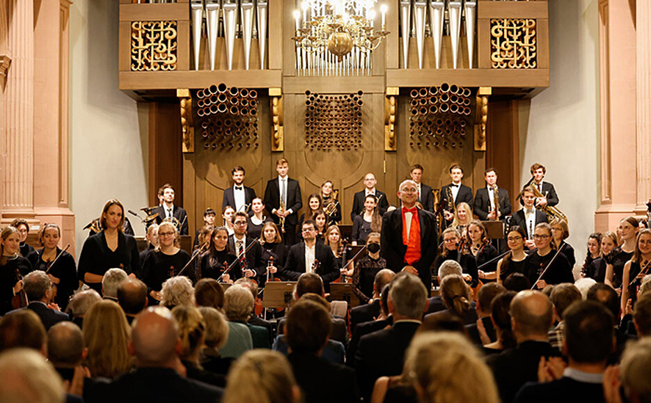 Das Akademische Orchester der Universität Würzburg mit seinem Leiter Markus Popp.