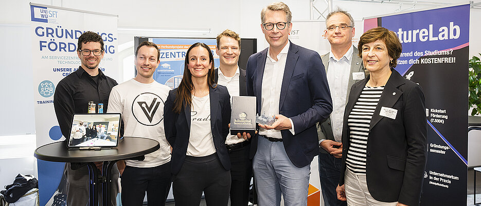 (v.l.n.r): Dr. Felix Liedel, Stefan Homes, Venture Lab der TH Aschaffenburg, Tanja Golly, Prof. Dr. Boris Bauke, Leiter des Venture Lab der TH Aschaffenburg, Staatsminister Markus Blume, Prof. Dr. Lukas Worschech, Prof. Dr. Eva-Maria Beck-Meuth, Präsidentin der TH Aschaffenburg. 