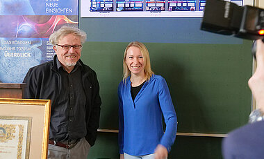 Bei der Stadt Würzburg zuständig für das Röntgenjahr 2020: Wissenschaftsbeauftragte Sabine Foster-Jackson und Grafiker Markus Westendorf.