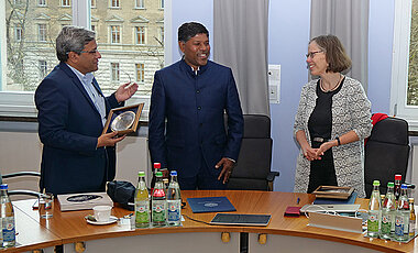 JMU-Vizepräsidentin Doris Fischer und IITI-Direktor Suhas S. Joshi im Gespräch. In der Mitte JMU-Professor Srikanth Karnati.