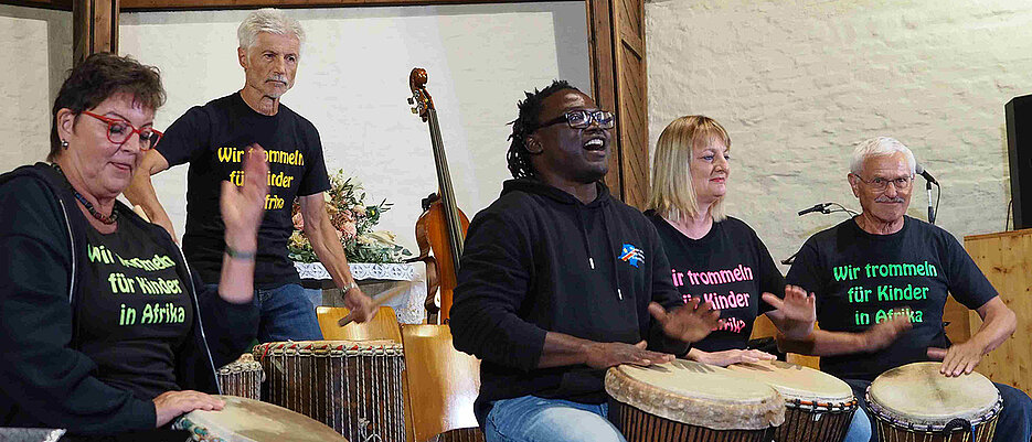 Afrikanische Rhythmen sind die Spezialität von André Mabiala und seiner Band Mbonda Lokito. 