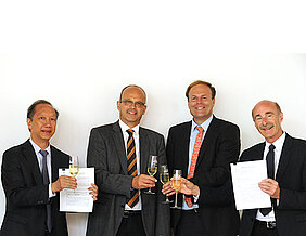 Sie haben den Kooperationsvertrags unterschrieben (v.l.n.r.): Prof. Dr.-Ing. Phuoc Tran-Gia (Vizepräsident), Prof. Dr. Ingo Fischer (Studiendekan), Prof. Dr. Dr. Lorenz Meinel (Prodekan) und Prof. Ed Grant (UBC Vancouver). (Foto: Judith Küfner).