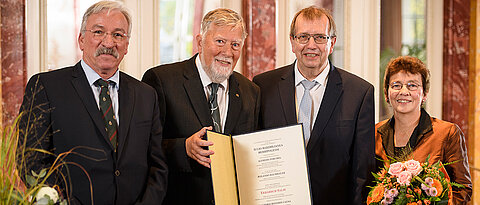 Honorary doctorate for Ekhard Salje (2nd from left). Group photo (from left) Roland Baumhauer, Alfred Forchel, and Lisa Salje.