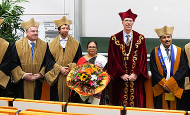 JMU-Präsident Paul Pauli verlieh die Ehrendoktorwürde an Professor Jarugu Narasimha Moorthy. Im Bild (v.l.n.r.): Professor Ingo Fischer, Professor Werner Nau, Dekan Holger Helten, Ehefrau Nalini Moorthy, Paul Pauli, Jarugu Narasimha Moorthy und Professor Frank Würthner.