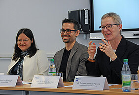 Beim Pressegespräch auf dem Campus Nord: Universitätsvizepräsidentin Barbara Sponholz (rechts) mit den PROMI-Doktoranden Christian Seyferth-Zapf und Marina Kretzschmar. (Foto: Robert Emmerich)