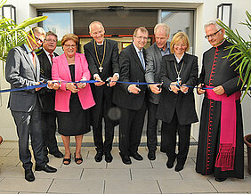 Sie müssen das blaue Band durchtrennen (v.l.): Staatssekretär Bernd Sibler, Bürgermeister Adolf Bauer, Landtagspräsidentin Barbara Stamm, Oberkirchenrat Detlev Bierbaum, Unipräsident Alfred Forchel, Bereichsleiter Universitätsbau Peter Mack, Dekanin