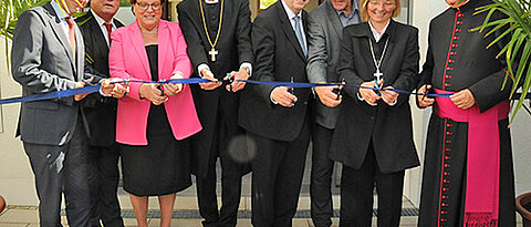 Sie müssen das blaue Band durchtrennen (v.l.): Staatssekretär Bernd Sibler, Bürgermeister Adolf Bauer, Landtagspräsidentin Barbara Stamm, Oberkirchenrat Detlev Bierbaum, Unipräsident Alfred Forchel, Bereichsleiter Universitätsbau Peter Mack, Dekanin