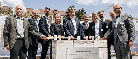 From left to right: Prof Josef Penninger (HZI), Prof Dirk Heinz (HZI), Dr Renke Deckarm (EU Commission), Christian Scherf (HZI, Background), Judith Pirscher (BMBF), Dr Markus Söder (Freistaat Bayern), Prof Jörg Vogel (HIRI), Dipl-Ing Rainer Post (doranth post architekten, Background), Prof Otmar D. Wiestler (Helmholtz Association), Christian Schuchardt (Würzburg), Roland Weigert (StMWi), Prof Matthias Frosch (JMU). © HIRI / Mario Schmitt