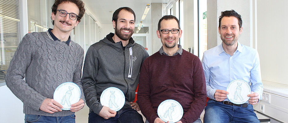 Edoardo Bertero, Berkan Arslan, Jan Dudek und Christoph Maack (v. l.) folgten am Tag der Seltenen Erkrankungen dem Motto der globalen Kampagne „Wear Jeans for Genes“. Ausgerufen hat die Kampagne die Barth-Syndrome-Foundation, die zum Ziel hat, die Lebensqualität der Betroffenen durch Aufklärung, Behandlungsfortschritte und neue Therapien zu verbessern und die Forschung dahingehend zu fördern. 