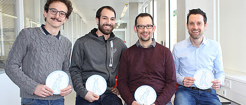 Edoardo Bertero, Berkan Arslan, Jan Dudek und Christoph Maack (v. l.) folgten am Tag der Seltenen Erkrankungen dem Motto der globalen Kampagne „Wear Jeans for Genes“. Ausgerufen hat die Kampagne die Barth-Syndrome-Foundation, die zum Ziel hat, die Lebensqualität der Betroffenen durch Aufklärung, Behandlungsfortschritte und neue Therapien zu verbessern und die Forschung dahingehend zu fördern. 