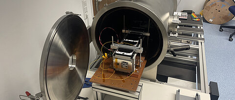 Qualifizierungsmodell des InnoCube-Satelliten in einer Thermal-Vakuum-Kammer. Hier wurden die Systeme unter Weltraumbedingungen gemessen und mit den Daten das Simulationsmodell kalibriert. 