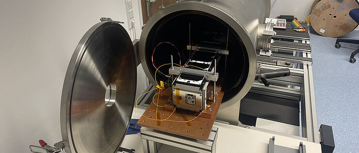 Qualifizierungsmodell des InnoCube-Satelliten in einer Thermal-Vakuum-Kammer. Hier wurden die Systeme unter Weltraumbedingungen gemessen und mit den Daten das Simulationsmodell kalibriert. 