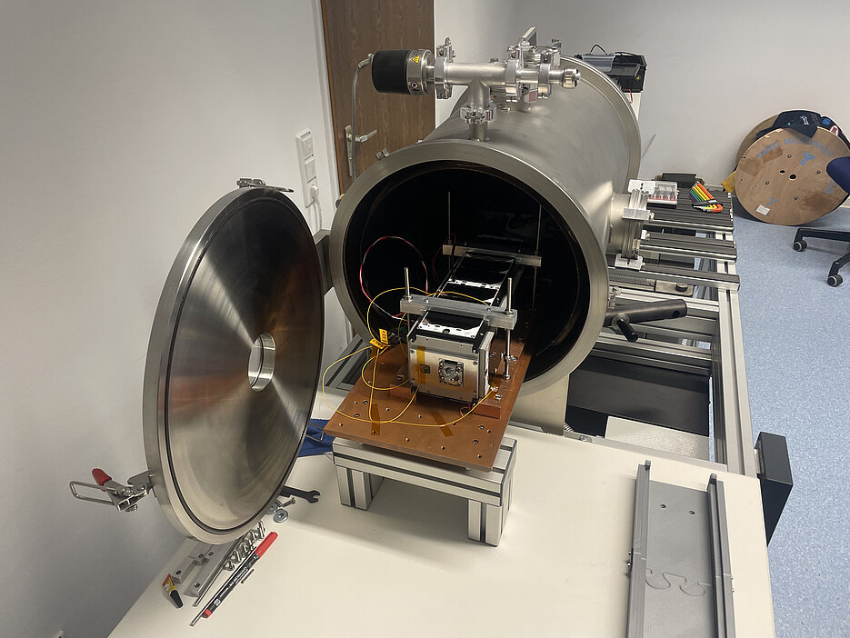 Qualifizierungsmodell des InnoCube-Satelliten in einer Thermal-Vakuum-Kammer. Hier wurden die Systeme unter Weltraumbedingungen gemessen und mit den Daten das Simulationsmodell kalibriert. 