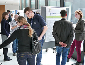 Diskussion während der Postersession. (Foto: Markus Elsholz)