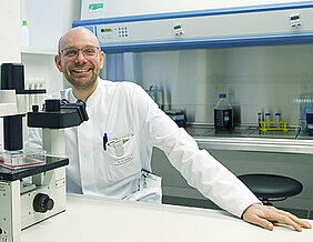 Prof. Dr. Bastian Schilling schlägt an der Würzburger Universitäts-Hautklinik als Onkologe die Brücke zwischen klinischer Arbeit und Forschung. Bild: Barbara Knievel / Uniklinikum Würzburg