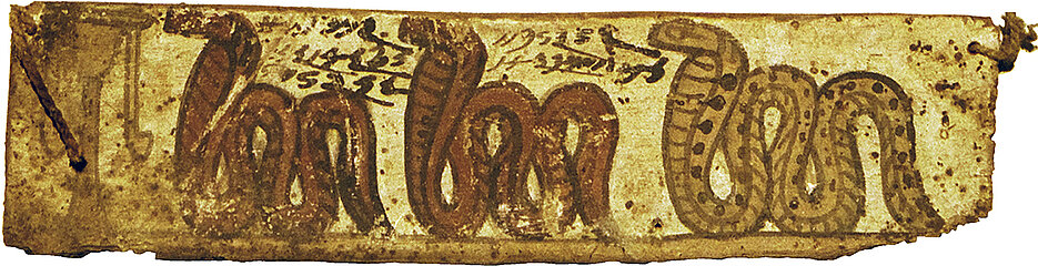Teil eines meroitischen Textes. Die Bedeutung der drei Schlangen lässt sich nicht genau einordnen.