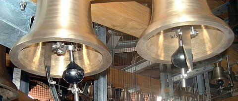 51 Glocken hat das Carillon der Uni Würzburg. Im August sind sie mehrmals zu hören.