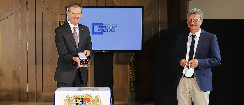 In der Neubaukirche bekam Professor Gerhard Bringmann von Bayerns Wissenschaftsminister Bernd Sibler das Bundesverdienstkreuz überreicht.