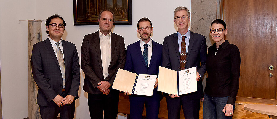 Vizepräsident Barış Kabak, Studiendekan für Mathematik Peter Müller, die Preisträger Christoph Teichmann und Florian Möller mit Wissenschaftsministerin Marion Kiechle bei der Preisverleihung in München. (von links, Foto: LMU München) 