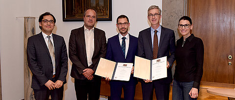 Vizepräsident Barış Kabak, Studiendekan für Mathematik Peter Müller, die Preisträger Christoph Teichmann und Florian Möller mit Wissenschaftsministerin Marion Kiechle bei der Preisverleihung in München. (von links, Foto: LMU München) 