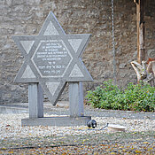 Gedenkstein der Jüdischen Gemeinde auf dem Platz hinter dem Diözesanarchiv. Dort stand bis 1945 die Würzburger Hauptsynagoge. (Foto: Robert Emmerich)