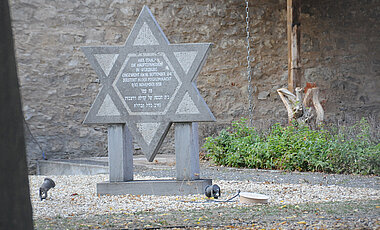 Gedenkstein der Jüdischen Gemeinde auf dem Platz hinter dem Diözesanarchiv. Dort stand bis 1945 die Würzburger Hauptsynagoge. (Foto: Robert Emmerich)