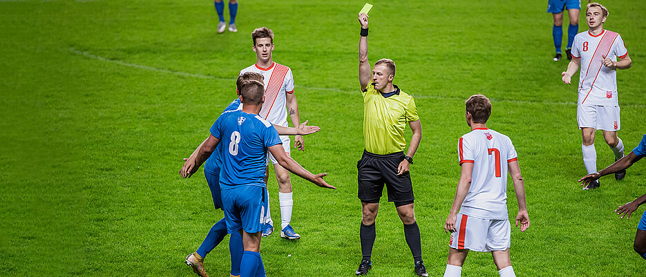 Unparteiische haben im Fußball keinen leichten Stand. Bei „Meet the Ref“ diskutieren Expertinnen und Experten Themen rund um das Schiedsrichterwesen.