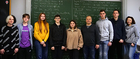 Sergey Dashkovskiy (Vierter v. re.) gemeinsam mit acht der aktuell dreizehn Studierenden im Programm UkrMath. 