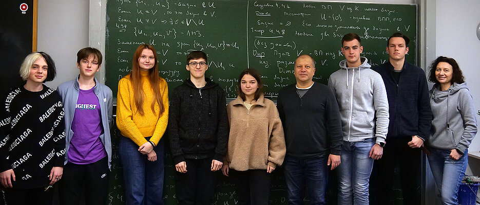 Sergey Dashkovskiy (Vierter v. re.) gemeinsam mit acht der aktuell dreizehn Studierenden im Programm UkrMath. 