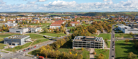 Beim Campus-Spaziergang können sich Teilnehmerinnen und Teilnehmer einen Überblick sowohl über bestehende als auch im Bau befindliche Gebäude auf dem weitläufigen Campus am Hubland verschaffen.