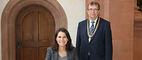 Bayerns Wissenschaftsministerin Marion Kiechle trug sich 2018 ins Gästebuch der Universität Würzburg ein.