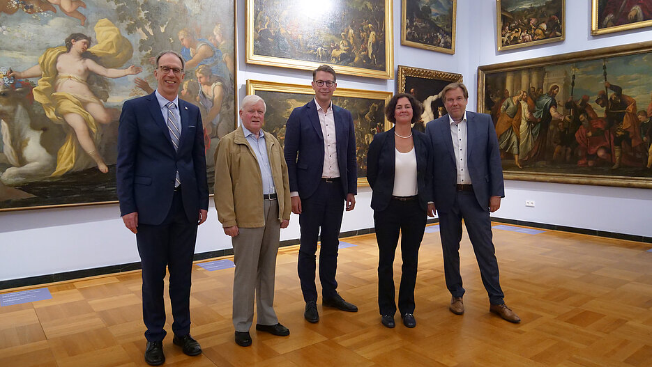 Gruppenbild in der Gemäldegalerie nach der Diskussion. Im Foto zu sehen sind (v.l.): Paul Pauli, Walter Eykmann, Markus Blume, Maria Eisenmann sowie Vizepräsident Matthias Bode.