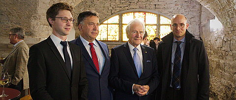 20 Jahre Juristen-Alumni der Universität Würzburg. Das feierten auch (von links) Severin Löffler (Geschäftsführer des Alumni-Vereins), Prof.Eric Hilgendorf (Leiter des Vereins), Prof. Franz-Ludwig Knemeyer (Ehrenvorsitzender) und Referent Prof. Florian Meinel.