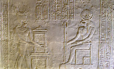 Ein Relief aus einem Raum der Chons-Kapelle. Hier weiht der König Chons von Edfu das Heiligtum.