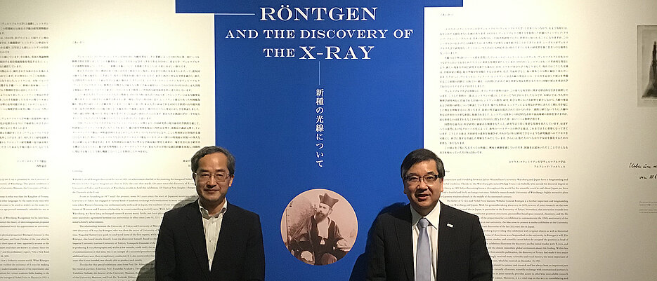 Professor Yasuhiko Arakawa, Ph.D. (links) und dem Präsidenten der Universität Tokyo, Makoto Gonokami, Ph.D., am Eingang der Röntgen-Ausstellung in der Intermediathèque.