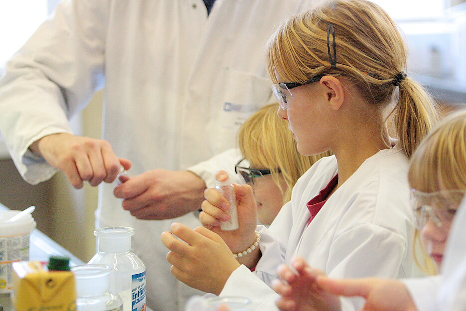 Die Lehramts-Studierenden unterstützen die Schüler beim selbstständigen Experimentieren im LLL - und trainieren dabei das Chemielehrer-Sein. (Foto: Didaktik der Chemie, Uni Würzburg)