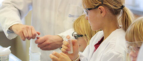 Die Lehramts-Studierenden unterstützen die Schüler beim selbstständigen Experimentieren im LLL - und trainieren dabei das Chemielehrer-Sein. (Foto: Didaktik der Chemie, Uni Würzburg)