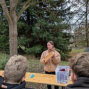 Eine Studentin erläutert die verschiedenen Funktionen des Waldes.